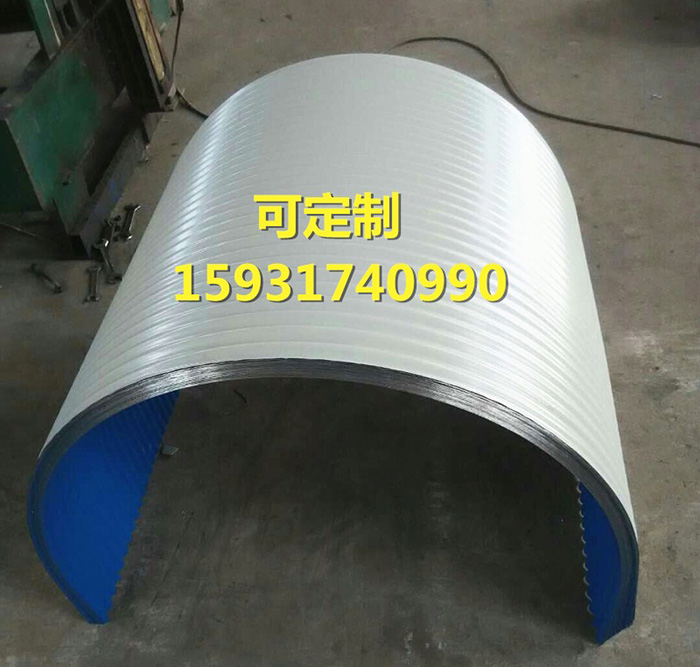 <strong>彩钢板防雨罩</strong>，<strong>传送带防护罩</strong> 河北精工机床制造有限公司可承接各种型号皮带机防雨罩，定制各种型号港口码头密封彩钢防雨罩，常规颜色输送设备防护罩，特殊颜色输送设备防护罩，配件等，欢迎广大客户来电咨询。 　　颜色：蓝色，红色，绿色，银色 　　性能及用途：输送机防雨罩适用于电厂、水泥厂、煤矿等各大厂矿企业的输送带的防雨、防尘、防风，货物在传送过程中减少损失，使输送带在运行中更为安全可靠，对净化环境起到很好的作用。河北精工采用数控流水线设备生产，彩钢防雨罩广泛适用于电厂、水泥厂、煤矿等各大厂矿企业的输送机当中，货物在传送过程中减少损失，使输送带在运行中运行稳定，对净化环境起到很大的作用。 　　本公司定制各种规格皮带机防雨罩。设计合理安装方便。彩钢板厚度有0.4mm 0.5mm 0.6mm 0.8mm。彩板颜色有海蓝色、红色、白色。可定制固定罩、开启罩、半开启罩、全开启罩、观察窗式防雨罩、跑偏式防雨罩。